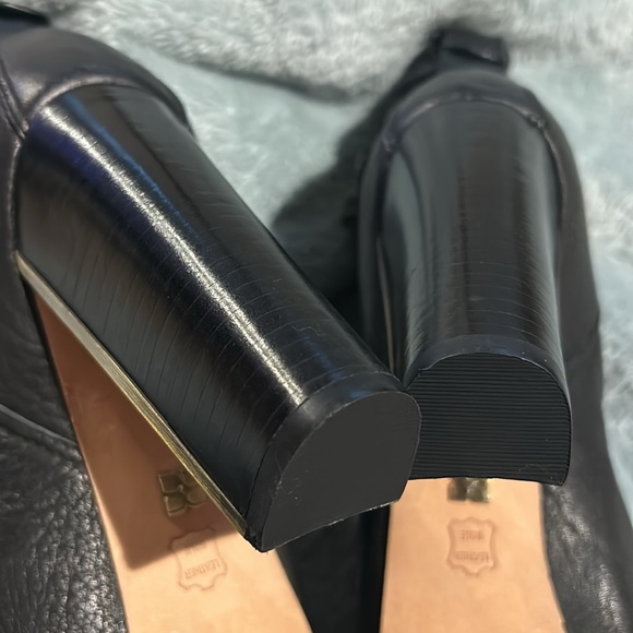 BCBG Black Leather Booties With Wrap Buckle Detail-NWT-Sz 8.5 - Picture 7 of 12